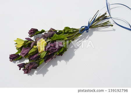 用聖誕玫瑰乾製作的花束。 139192796
