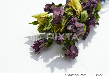 用聖誕玫瑰乾製作的花束。 139192798