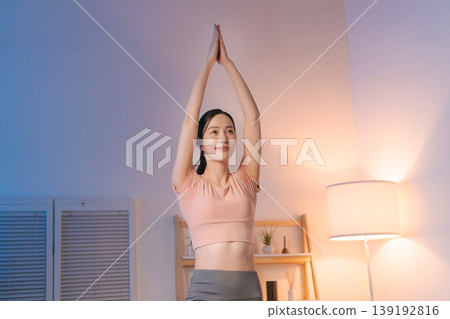 Women who do yoga 139192816