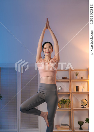 Women who do yoga 139192818