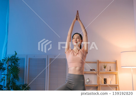 Women who do yoga Women who do yoga 139192820