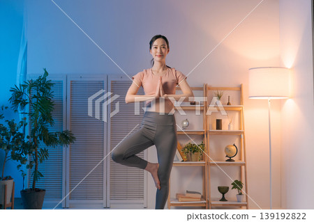 Women who do yoga Women who do yoga 139192822