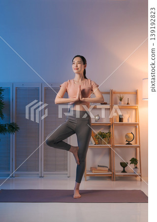 Women who do yoga 139192823
