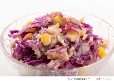 Purple cabbage, tuna, and corn salad (purple cabbage from Aichi Prefecture) 139192849