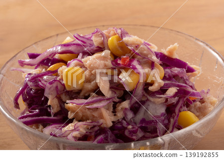 Purple cabbage, tuna, and corn salad (purple cabbage from Aichi Prefecture) 139192855
