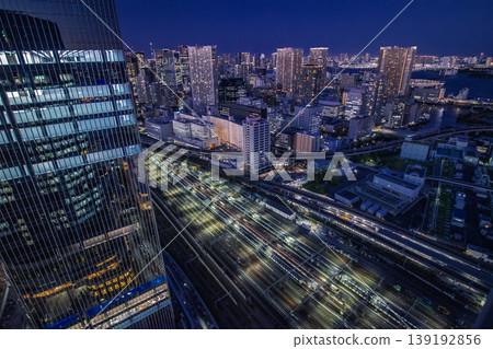 從 NEWoMan Takanawa 頂層看到的檯面場景色。 從 NEWoMan Takanawa 頂層看到的檯面場景色。 139192856