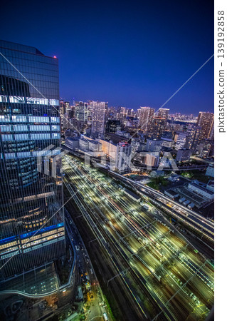 從 NEWoMan Takanawa 的頂層眺望東京晴空塔。 從 NEWoMan Takanawa 的頂層眺望東京晴空塔。 139192858
