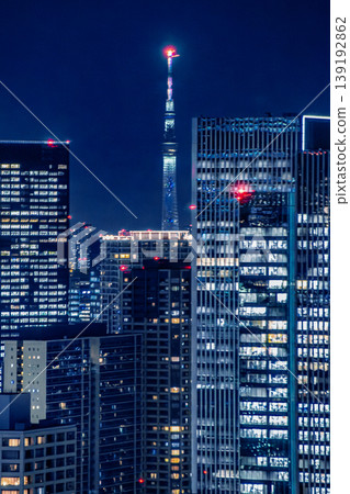 Looking towards the Tokyo Skytree from the top floor of NEWoMan Takanawa. 139192862