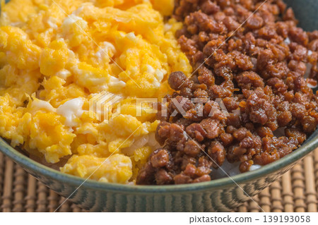 雙色雞肉碎蛋飯 雙色雞肉碎蛋飯 139193058