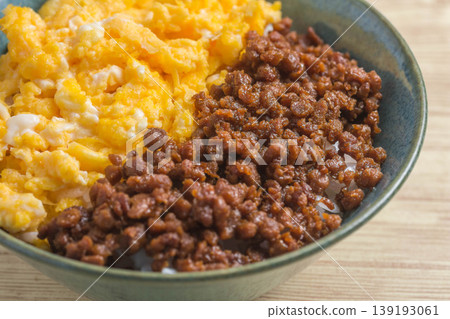 雙色雞肉碎蛋飯 雙色雞肉碎蛋飯 139193061