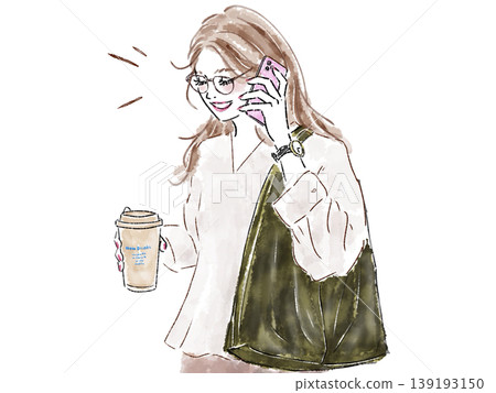一位戴眼鏡的女士正在用智慧型手機通話。 一位戴眼鏡的女士正在用智慧型手機通話。 139193150
