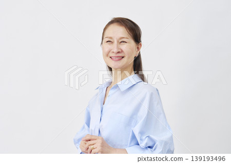 白色背景上的微笑女子 139193496