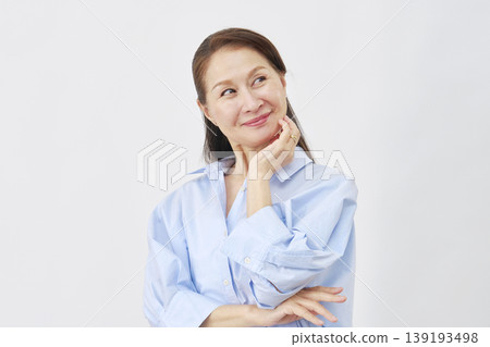A woman who imagines on a white background A woman who imagines on a white background 139193498