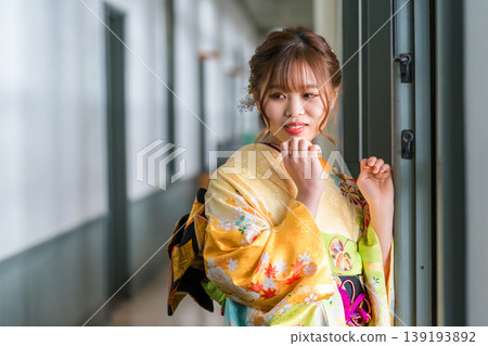 一位身穿振袖和服的20歲女子站在一棟復古的西式古董宅邸/工作室的窗邊。 139193892