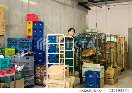 在商店倉庫工作的男子。 139193894