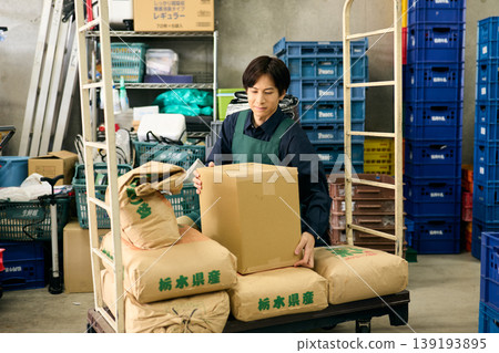 在商店倉庫工作的男子。 139193895