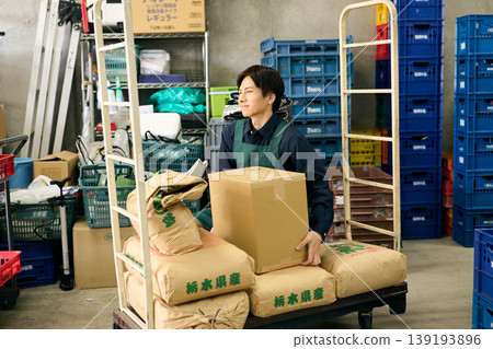 在商店倉庫工作的男子。 139193896