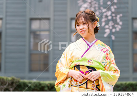櫻花和振袖和服,一位穿著和服的20歲女子。 櫻花和振袖和服,一位穿著和服的20歲女子。 139194004