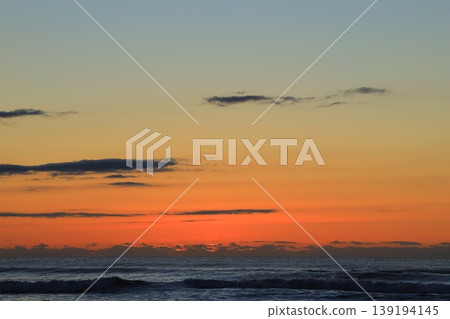 庫朱庫里海灘美麗的日出 庫朱庫里海灘美麗的日出 139194145