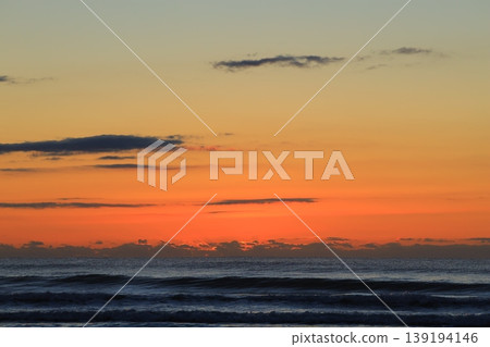 庫朱庫里海灘美麗的日出 庫朱庫里海灘美麗的日出 139194146