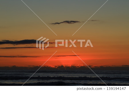 庫朱庫里海灘美麗的日出 庫朱庫里海灘美麗的日出 139194147