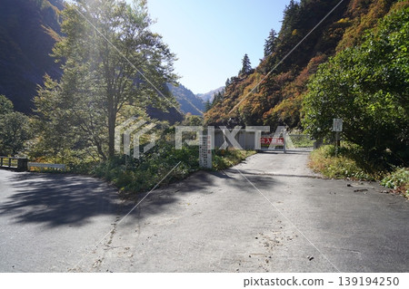 National Route 352, running along the shore of Lake Okutadami, near the Amaike Bridge over the Nakanomata River, October 30, 2025. National Route 352, running along the shore of Lake Okutadami, near the Amaike Bridge over the Nakanomata River, October 30, 2025. 139194250