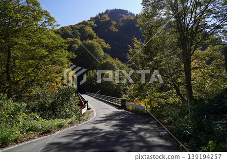 National Route 352, running along the shore of Lake Okutadami, near the Amaike Bridge over the Nakanomata River, October 30, 2025. National Route 352, running along the shore of Lake Okutadami, near the Amaike Bridge over the Nakanomata River, October 30, 2025. 139194257