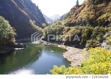 National Route 352 runs along the shore of Lake Okutadami; the Nakanomata River as seen from the Amaike Bridge over the river; October 30, 2025. 139194260