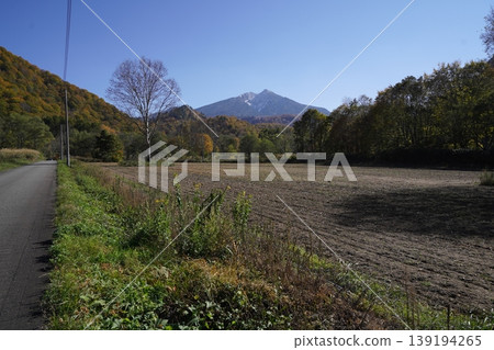 Mount Hiuchigatake in Oze, as seen from National Route 352 heading from Lake Okutadami towards Hinoemata, October 30, 2025. 139194265
