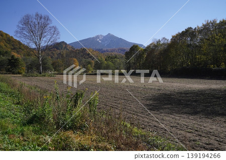 Mount Hiuchigatake in Oze, as seen from National Route 352 heading from Lake Okutadami towards Hinoemata, October 30, 2025. 139194266