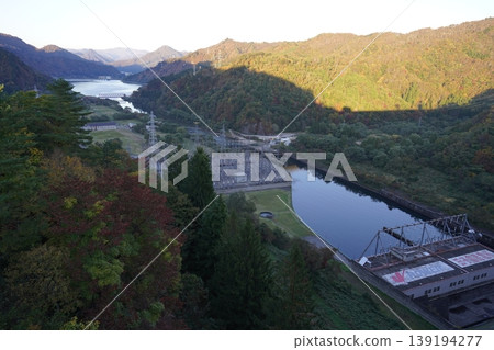 2025年10月30日，從福島縣只見川上的田宮倉水壩向下游望去。 139194277