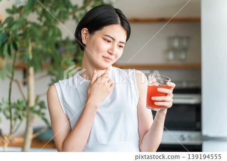 Young Asian woman in sportswear drinking vegetable juice (improving constipation, preventing swelling, intestinal environment) Young Asian woman in sportswear drinking vegetable juice (improving constipation, preventing swelling, intestinal environment) 139194555