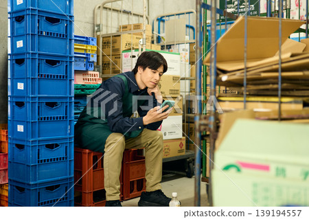 一名男員工在後屋休息。 139194557