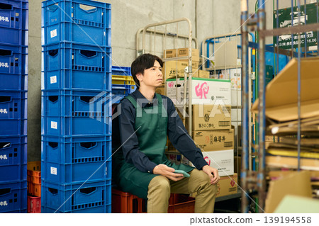 一名男員工在後屋休息。 139194558