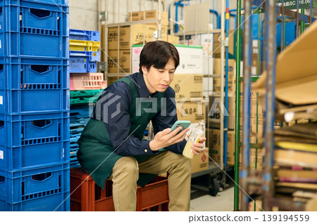 一名男員工在後屋休息。 139194559