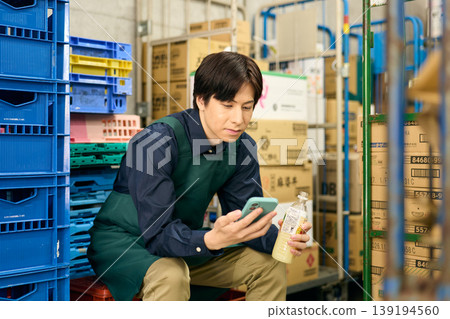 一名男員工在後屋休息。 139194560