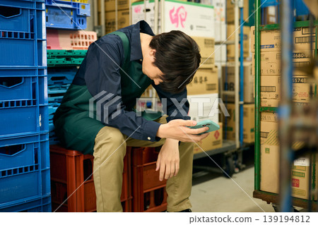 一個疲憊的男人在後面的房間休息。 139194812