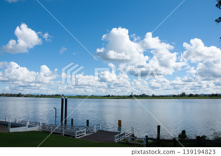 從湖岸邊看到的景色 從湖岸邊看到的景色 139194823