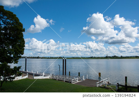 從湖岸邊看到的景色 從湖岸邊看到的景色 139194824