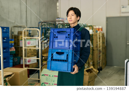 一名男子正在後屋整理物品。 139194887