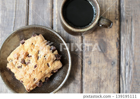 Enjoying a coffee time with chocolate chunk scones in Yachimun pottery. Enjoying a coffee time with chocolate chunk scones in Yachimun pottery. 139195111