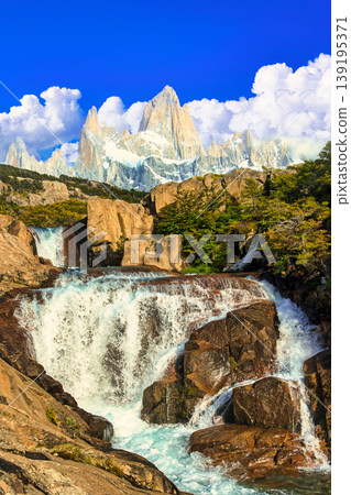 Spectacular views of Mount Fitz Roy in Patagonia 139195371