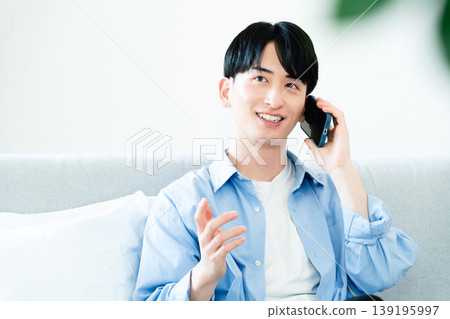 一個男人在客廳打電話 139195997