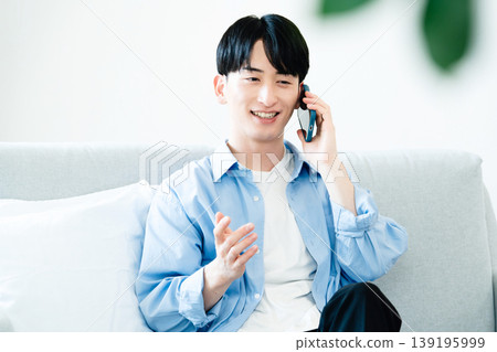 一個男人在客廳打電話 139195999