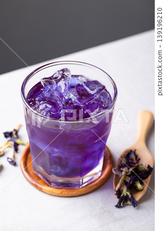 Iced butterfly pea tea in glass, a healthy herbal drink 139196210
