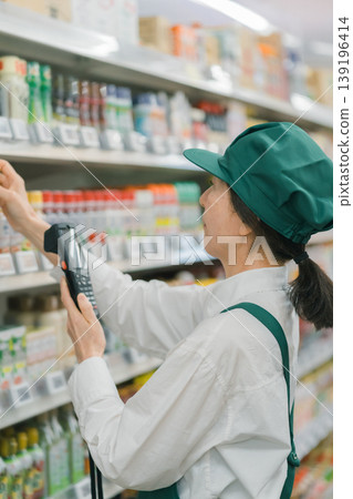 supermarket, senior, salesperson 139196414