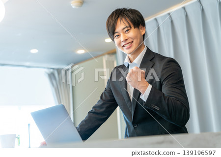 使用筆記本電腦的男人 使用筆記本電腦的男人 139196597