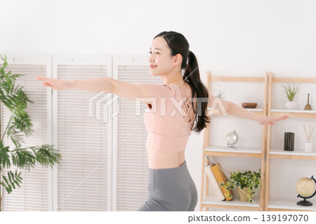 Women who do yoga Women who do yoga 139197070