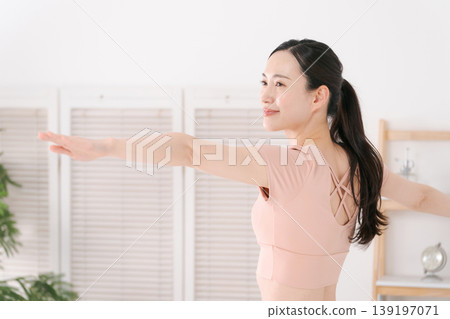 做瑜伽的女人 139197071