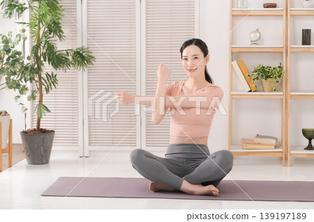 做瑜伽的女人 做瑜伽的女人 139197189